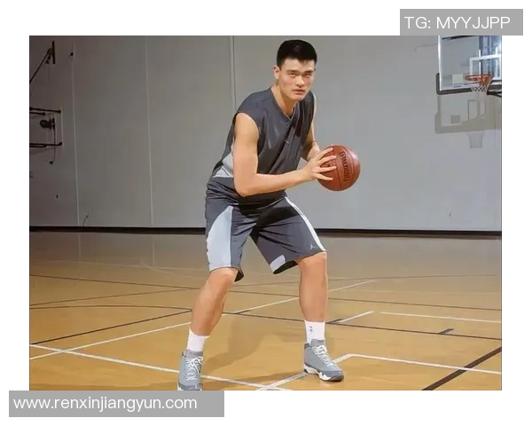 姚明骑小摩托畅游城市街头展现不一样的运动员风采