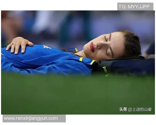 足球明星滑冰精彩瞬间合集展现运动员多才多艺的魅力与风采